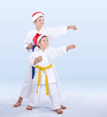 Onun yüzünde bir gülümseme ile sporcular yumruk kol dövüyorsun