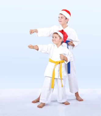 Hafif bir arka plan üzerinde erkek sporcular yumruk kol yendi.