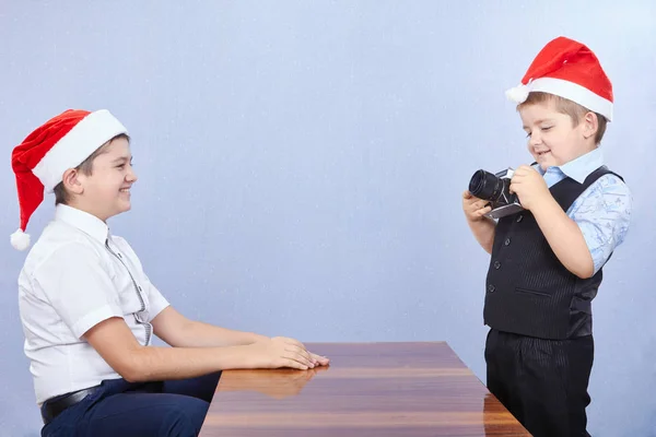 Frères en casquettes du Père Noël photographient à l'appareil photo — Photo