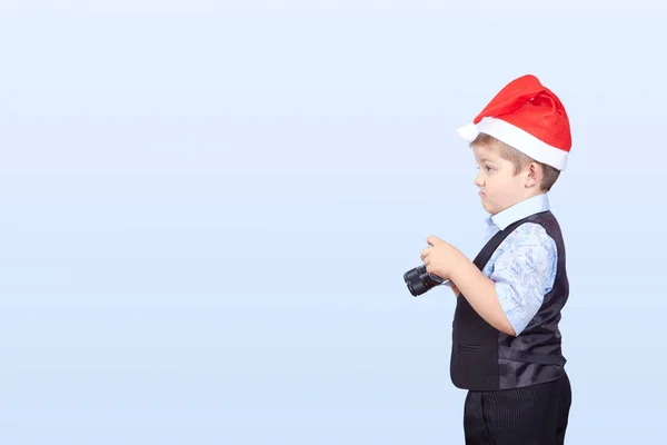 I cap jultomten en liten pojke-fotograf — Stockfoto