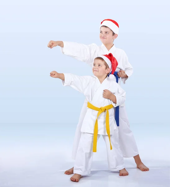 In Karategi und Hüten Weihnachtsmann die Sportler schlagen Punch Arm — Stockfoto