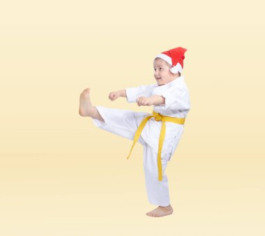 Sporcu bir tekme hafif bir arka plan üzerinde eğitim