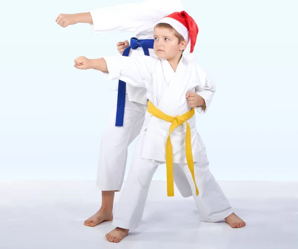 Удары рукой спортсмены бьют в karategi — стоковое фото