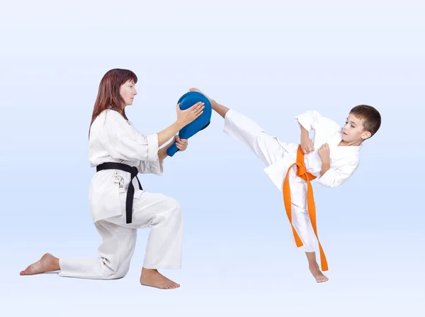 Karateka slår et spark i Double Kick Pad – stockfoto