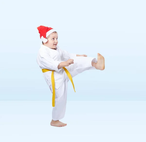 In Karategi schlägt Junge auf Tritte ein — Stockfoto