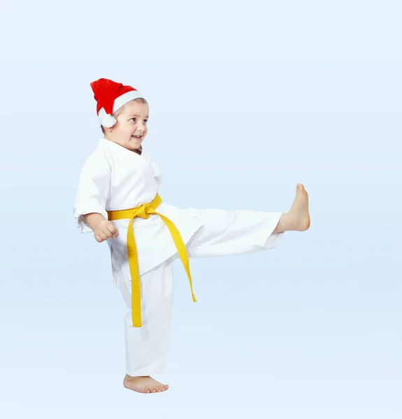 Karateka na tampa do Papai Noel bate uma perna de chute — Fotografia de Stock