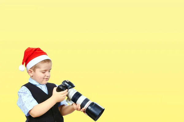 Sobre un fotógrafo de fondo amarillo con gorra de Santa Claus — Foto de Stock