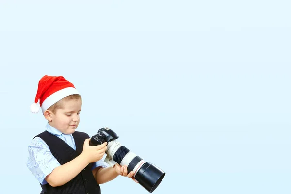 Fotógrafo com uma câmera em um fundo claro — Fotografia de Stock