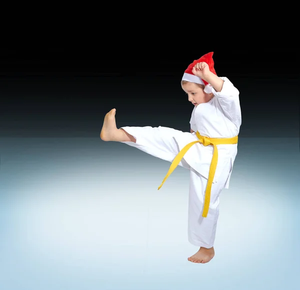 Against the background of the gradient karateka beats kick — Stock Photo, Image