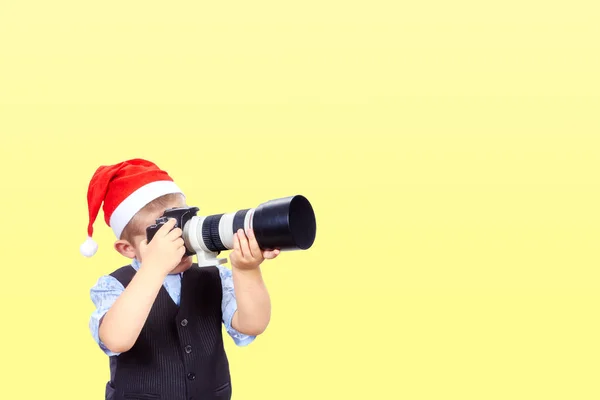 Fotograf tar bilder på gul bakgrund — Stockfoto