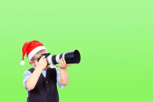 I cap jultomten fotograf fotografering på en grön bakgrund — Stockfoto