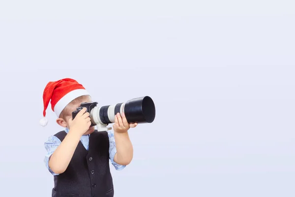 Lilla fotograf tar bilder på kameran med en stor lins — Stockfoto