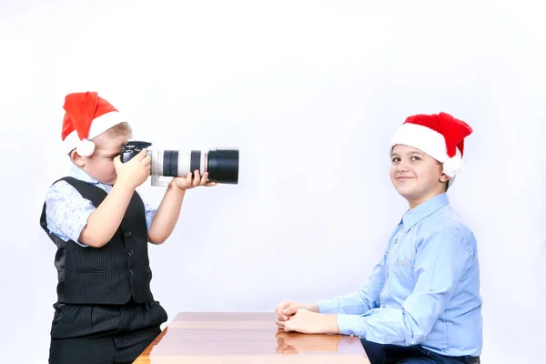 Os meninos estão fotografando em uma câmera profissional — Fotografia de Stock