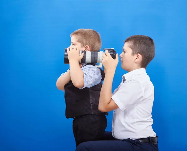 Dos chicos están fotografiando en cámara — Foto de Stock