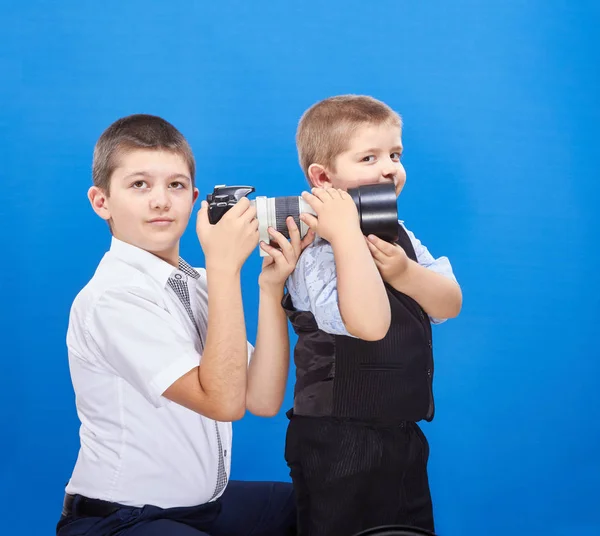 Los niños están fotografiando en cámara — Foto de Stock