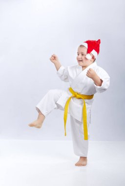 Sarı kemer ile atlet tekme atıyor