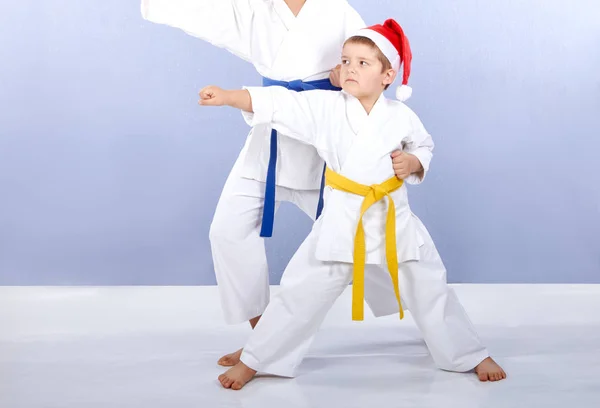 Sportler in der Mütze des Weihnachtsmannes trainieren Schlagarm — Stockfoto