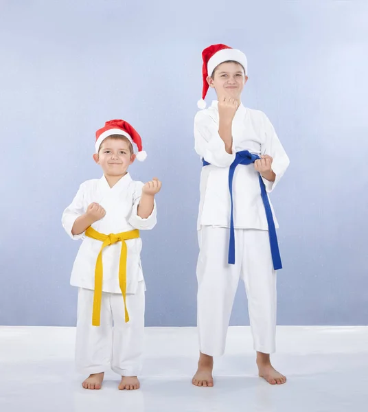 Dans les casquettes du Père Noël sportifs stand dans le rack de karaté — Photo