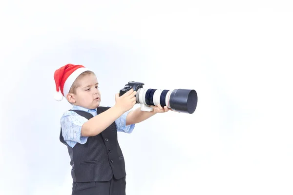 El niño está fotografiando en la gorra de Santa Claus — Foto de Stock