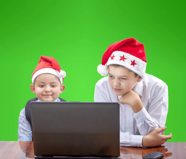 Avec intérêt, les enfants regardent un ordinateur portable — Photo