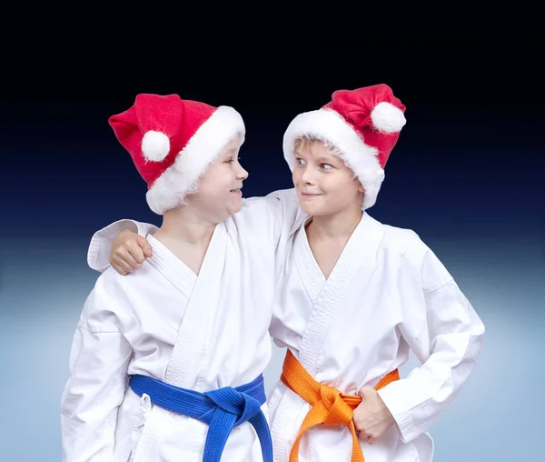 Dans le contexte gradient athlètes en casquettes du Père Noël — Photo