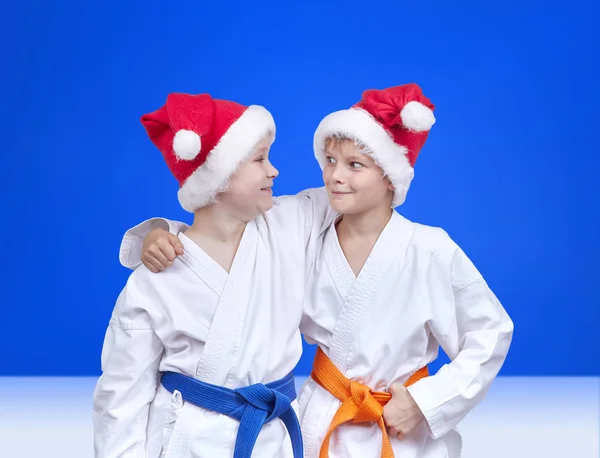 Atletas alegres en gorras de santa claus — Foto de Stock