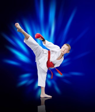 Cezaevi tekme bir atlet mavi ışınları arka plan üzerinde yener