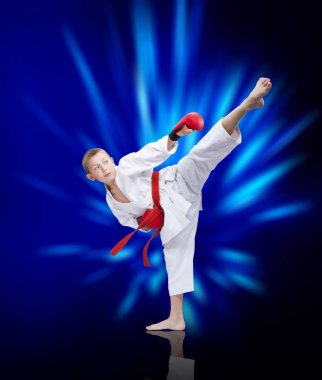 Atlet parlak ışınları arka planda bir tekme atıyor