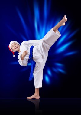 Mavi parlaklık arka planı atlet tekme atıyor