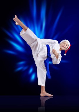 Mavi bir kemerle atlet tekme atıyor