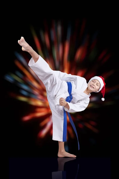 Chłopiec w karategi jest trening kick nogi — Zdjęcie stockowe