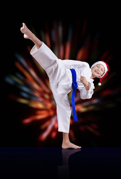 In Mütze des Weihnachtsmannes Sportler schlägt Roundhouse-Kick — Stockfoto