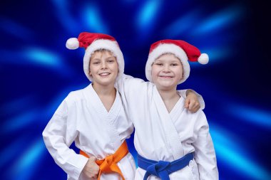 Mavi parlaklık bir arka plan üzerinde sporcular arkadaşlar