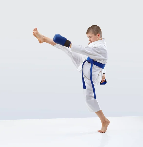 En karategi atleta golpea patada pierna — Foto de Stock