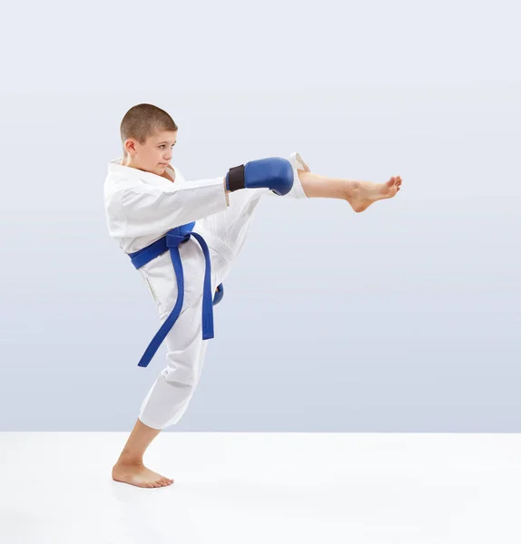 Karateka è allenamento calcio gamba in avanti — Foto Stock