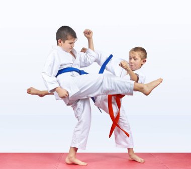 Paspaslar üzerine sporcular darbeler bacaklar eğitimi vardır