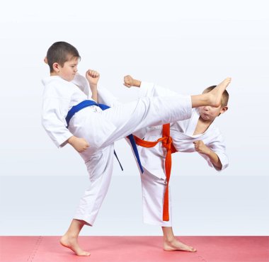 İki arkadaş sporcular başladı yenerek