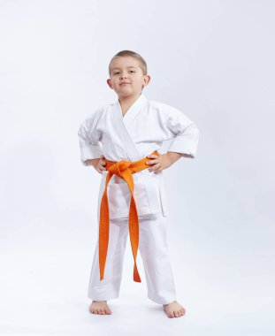 Beyaz bir arka planda turuncu kemer atlet