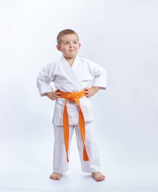 Karategi beyaz bir arka plan üzerinde çocuk