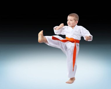 Arka planı gradyan atlet karategi tekme atıyor