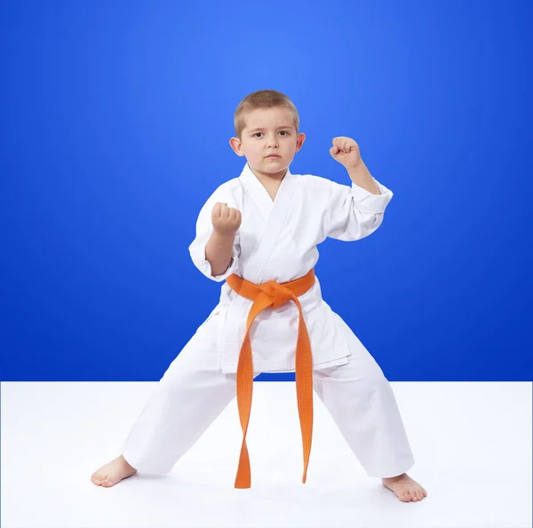En el estante es karate es atleta de pie con un cinturón naranja — Foto de Stock