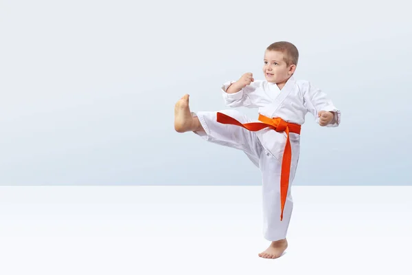 Kick leg is beating small athlete — Stock Photo, Image