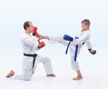 Atlet Koç tutar bir darbe ayak fitness makine grev