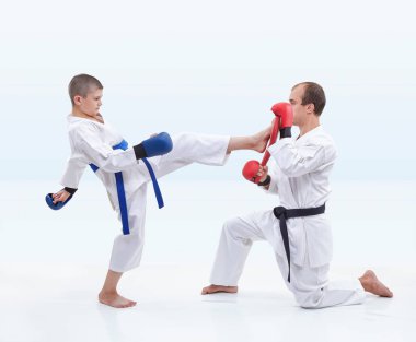 Atlet tekme vurur Koç holding simülatörü