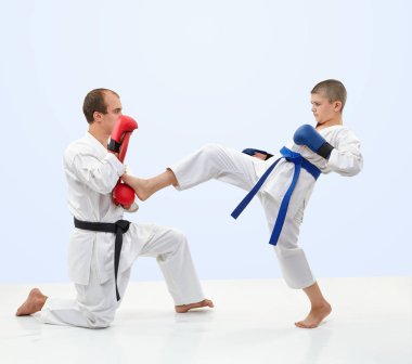 Sporcu mavi kemer ile tekme bacak simülatör eğitim