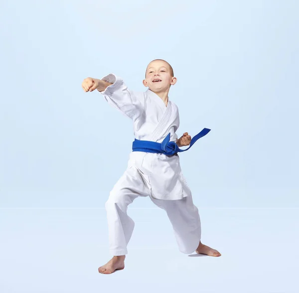 S modrým pásem karateka udeří rovný úder ramenem — Stock fotografie