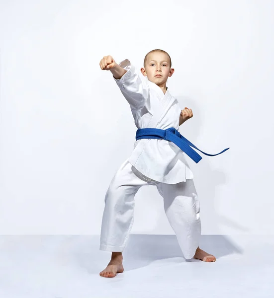 Přímý úder rukou karateka bije s modrým pásem — Stock fotografie