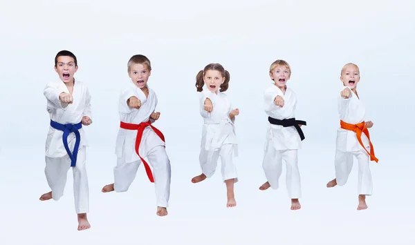 Fem karateka barn slår punch arm — Stockfoto