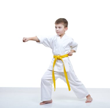 Beyaz bir arka plan üzerinde çocuk kol yumruk atıyor.