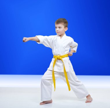 Karategi içinde küçük atlet yumruk atıyor kol